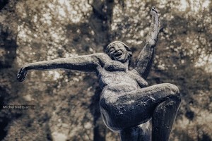 Crazy Dancing :: Nude woman statue photography - Artwork © Michel Godts