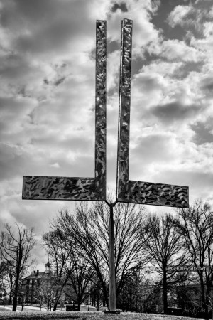 Double L Sculpture :: Black and white photograph of public art - Artwork © Michel Godts