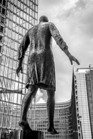Stepping Forward EU :: Black and white photograph of public art - Artwork © Michel Godts