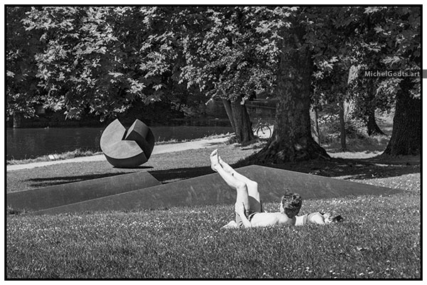 Abs Sculpting Pose :: Black and white photograph of public art - Artwork © Michel Godts