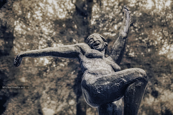 Crazy Dancing :: Nude woman statue photography - Artwork © Michel Godts