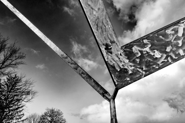 Double L Gyration 1 :: Black and white photograph of public art - Artwork © Michel Godts