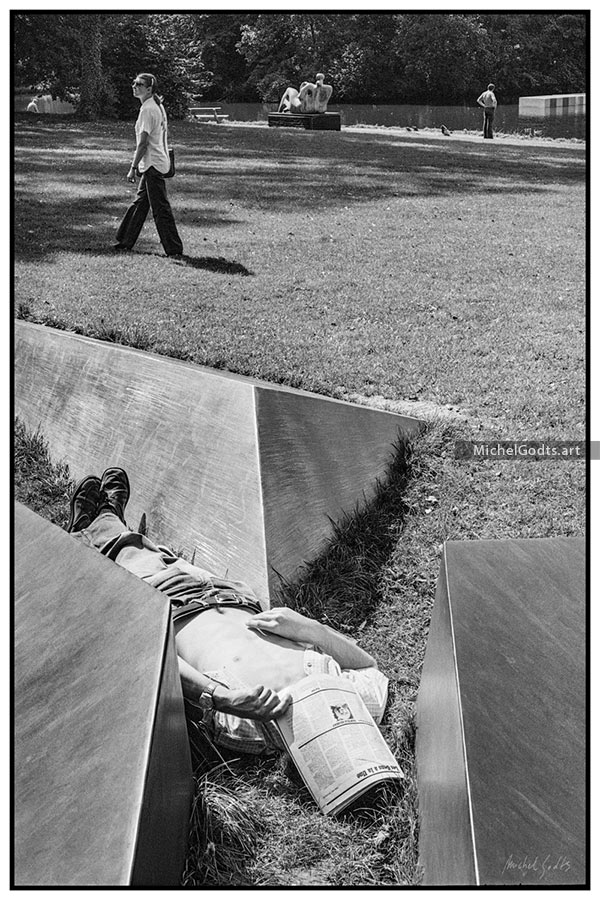 Sculpture Napping :: Black and white photograph of public art - Artwork © Michel Godts