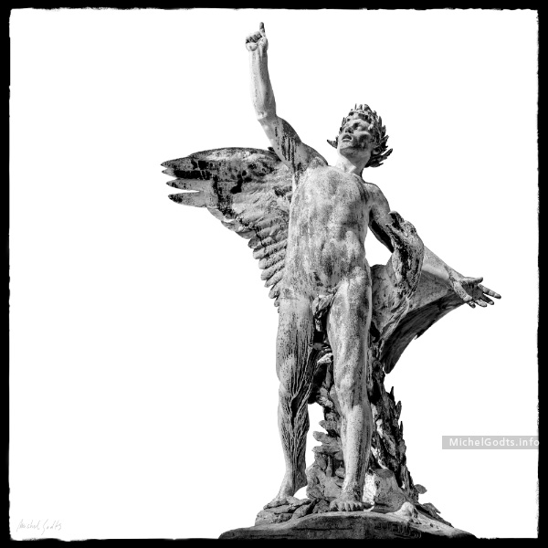 Weathered Bronze—The Victor :: Black and white photograph of public art - Artwork © Michel Godts