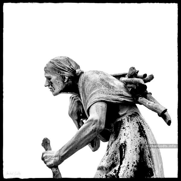 Weathered Bronze—The Old Woodcutter :: Black and white photograph of public art - Artwork © Michel Godts
